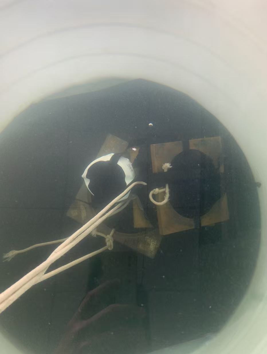 Cooler bag liner inflated to 0.05 Bar and submerged for an air-tightness bubble test